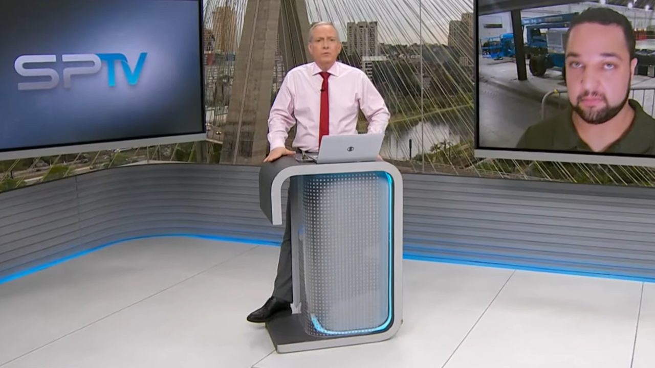 Foto de José Roberto Burnier apresentando o telejornal SPTV