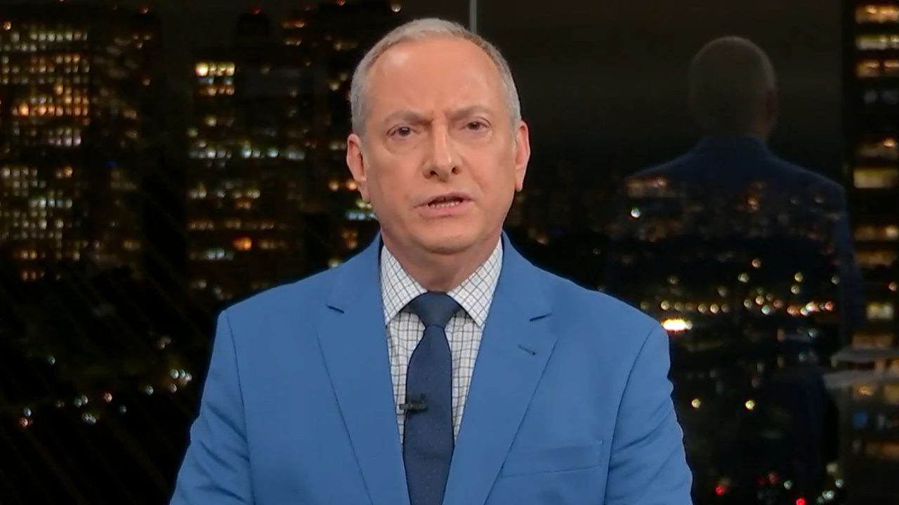 Foto de José Roberto Burnier no estúdio do telejornal SP2