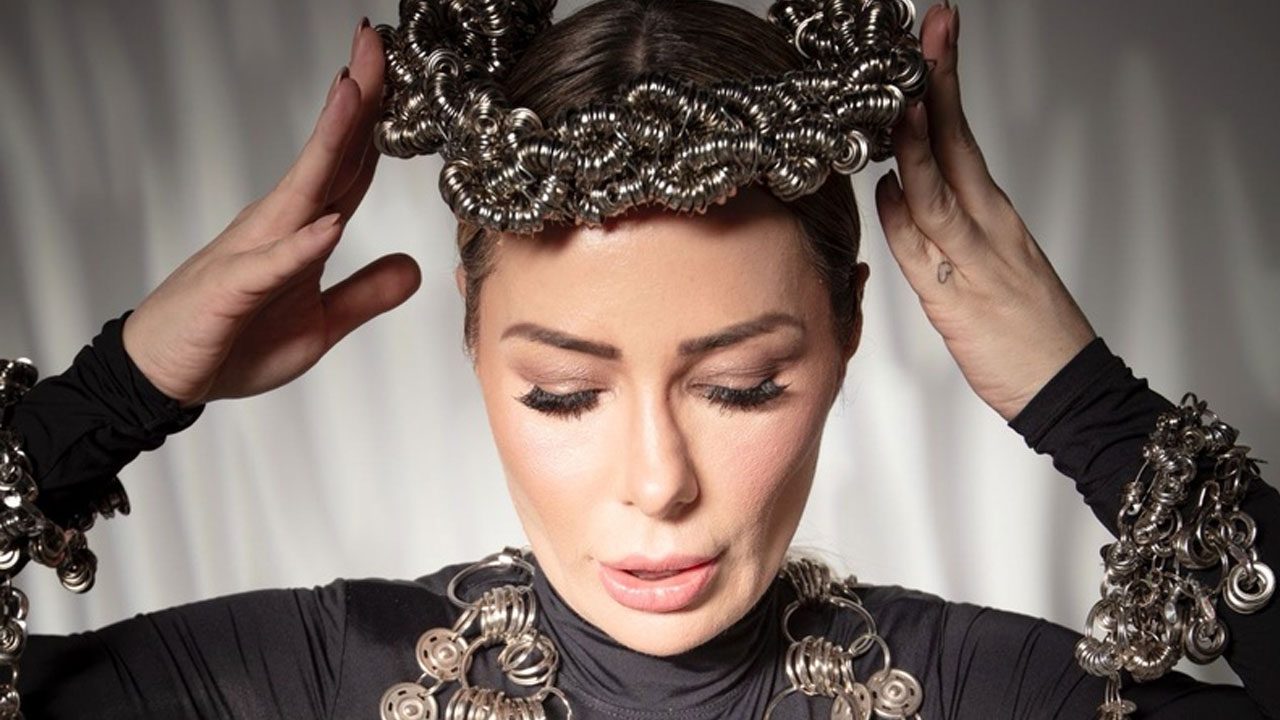 Ju Isen com coroa e acessórios metálicos prateados em ensaio fotográfico