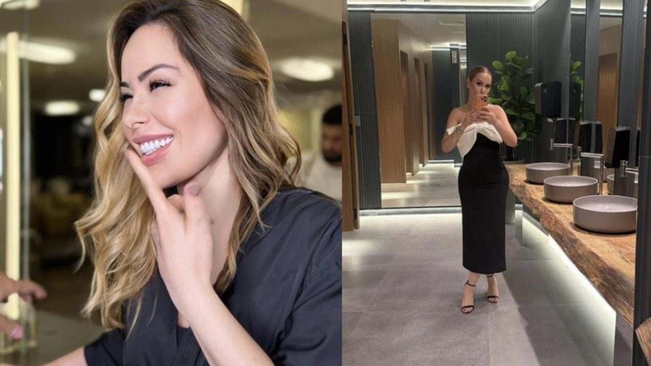 Ju Isen sorri em plano fechado exibindo cabelos loiros ondulados, ao lado posa de corpo inteiro em um banheiro luxuoso com vestido midi preto e branco