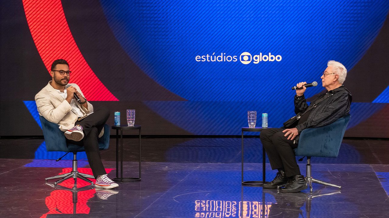 Juan Jullian e Aguinaldo Silva; Globo lança espaço de aprendizagem contínua, troca de experiências e valorização de talentos (foto: Globo/Estevam Avellar)