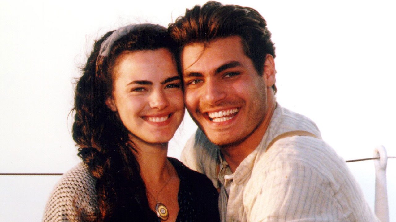 Juliana (Ana Paula Arósio) e Matteo (Thiago Lacerda) sorrindo abraçados em cena da novela Terra Nostra