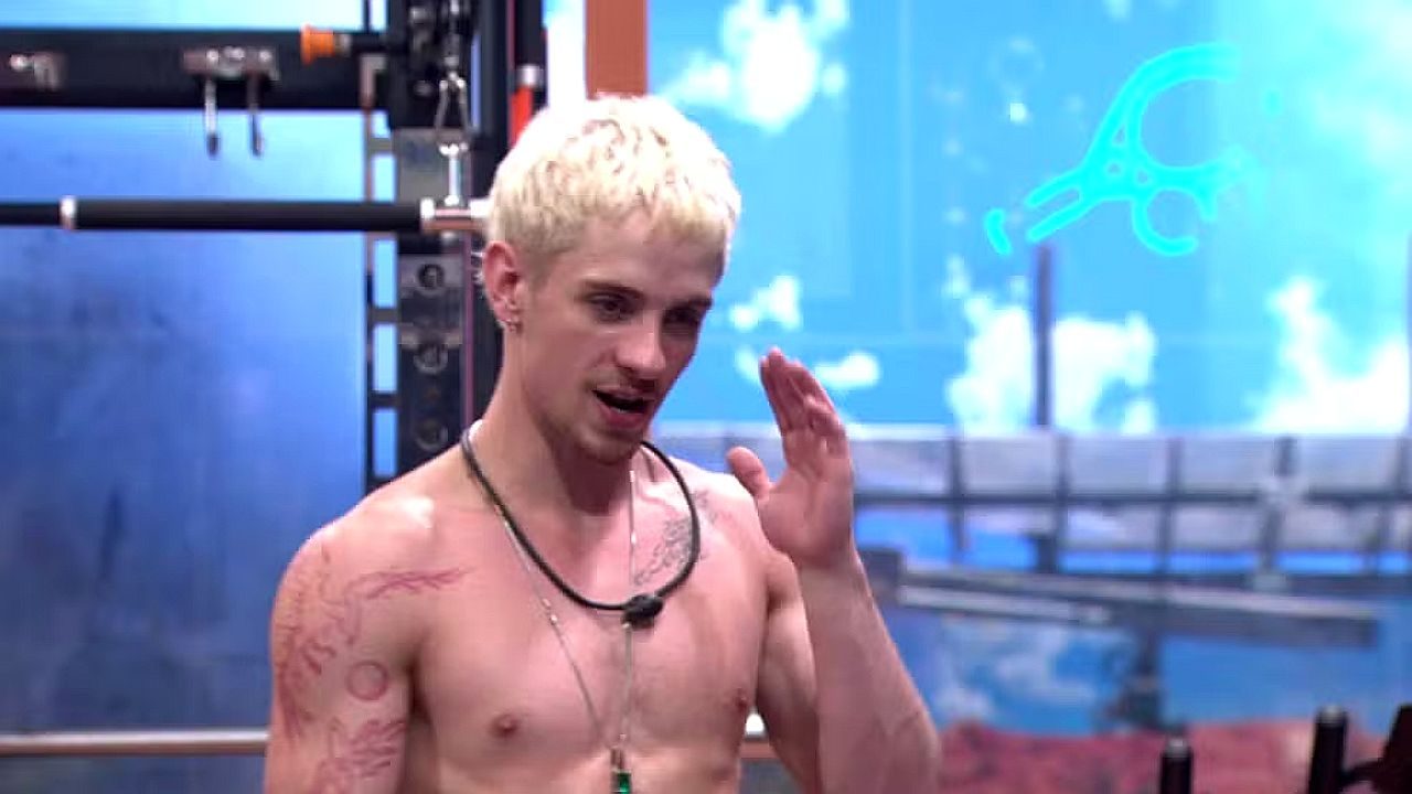 Juliano Floss conversa sem camisa na área externa da casa durante participação no Big Brother Brasil