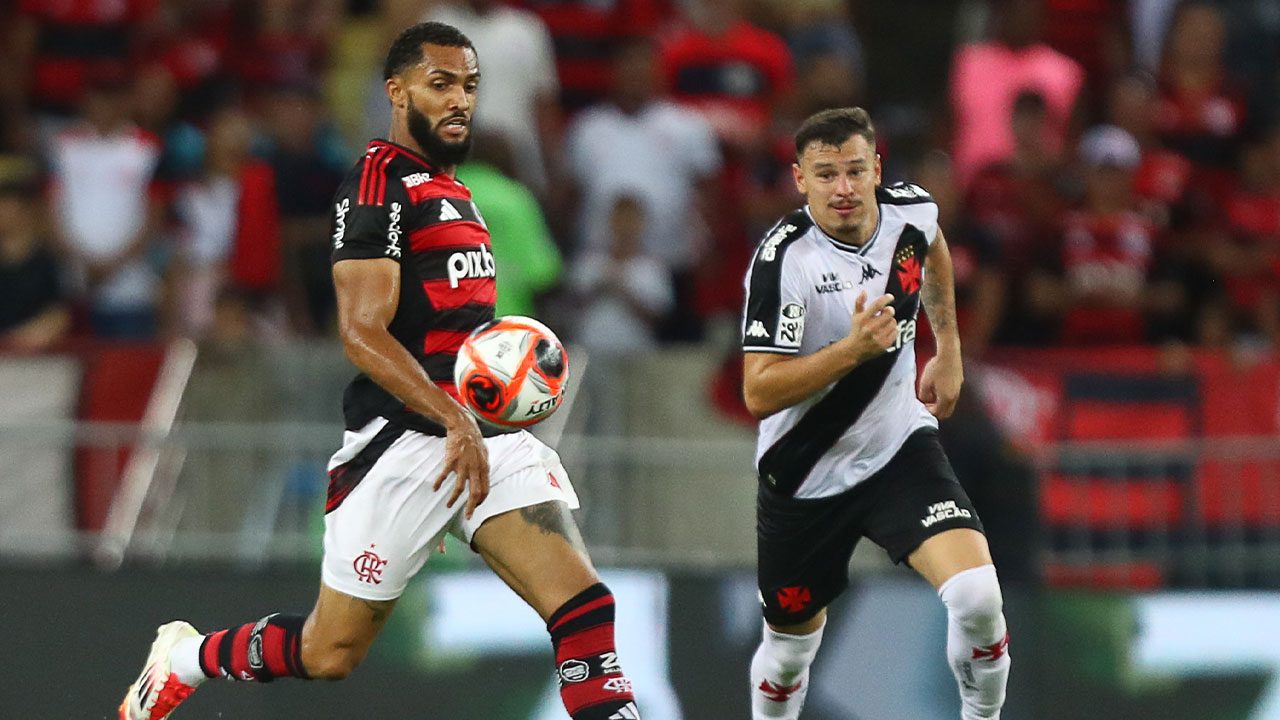Juninho, do Flamengo, domina a bola sob pressão de Hugo Moura, do Vasco, em partida do Campeonato Carioca
