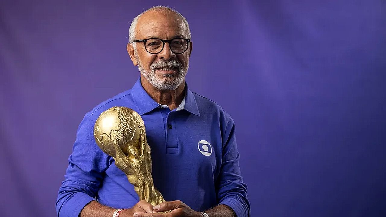 Júnior segura réplica da taça da Copa do Mundo em foto promocional da cobertura esportiva da Globo
