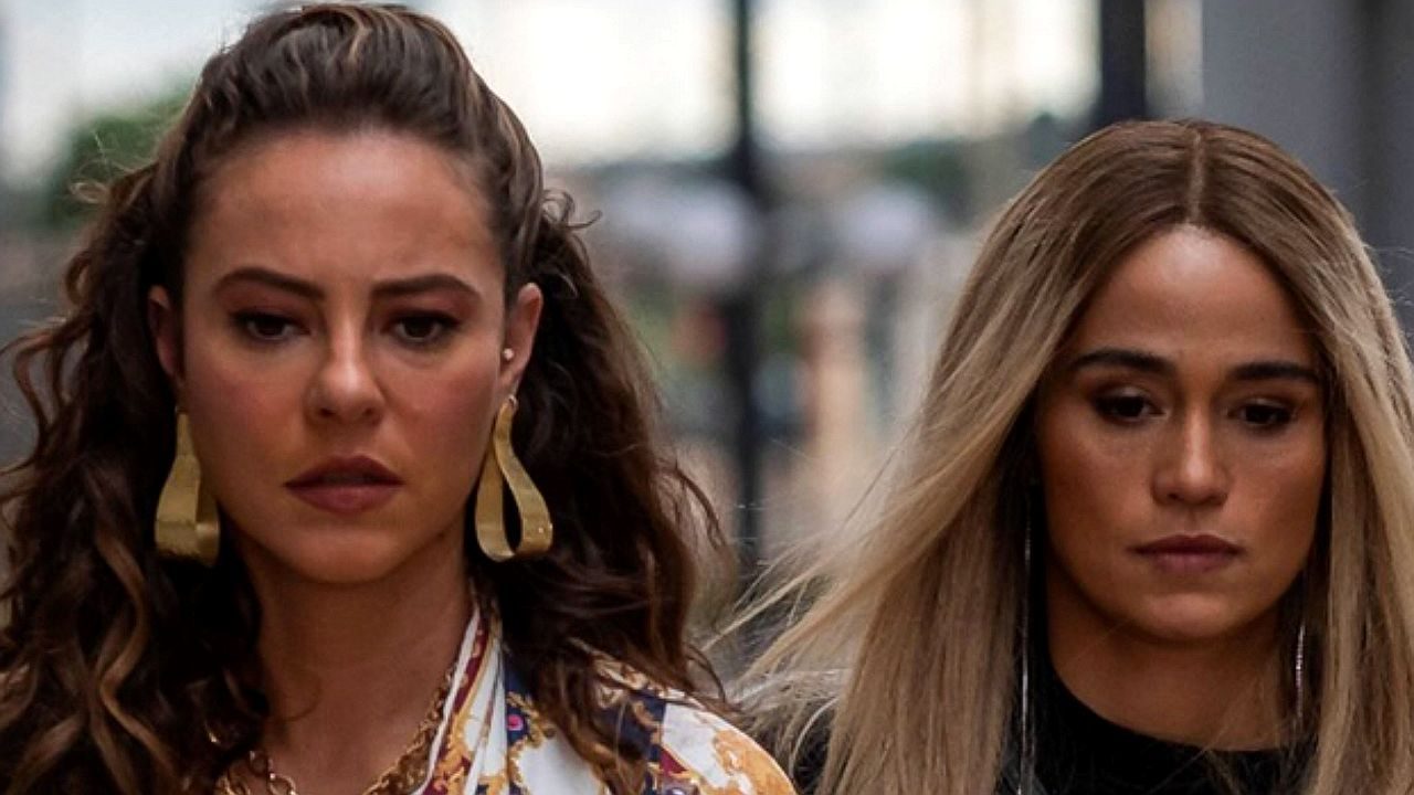 Nanda Costa e Paolla Oliveira caminham com expressão tensa em cena da série Justiça 2 da Globoplay