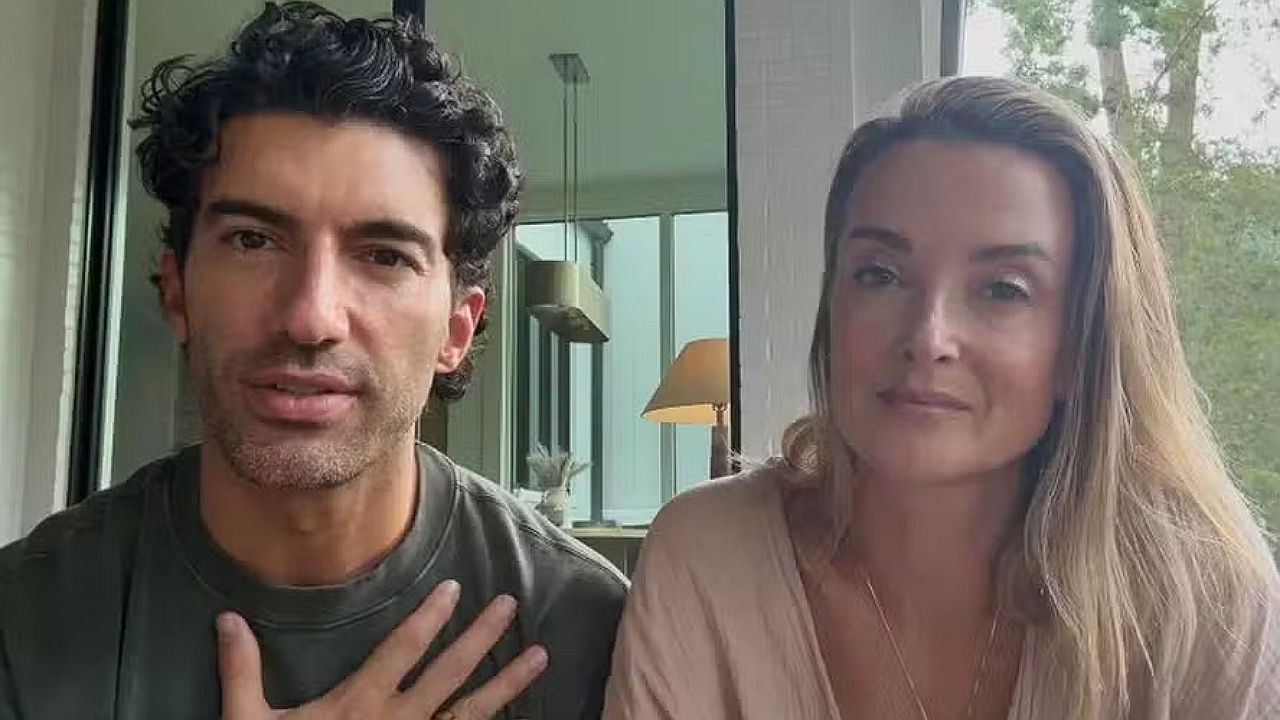 Justin Baldoni ao lado de mulher durante vídeo gravado em casa com mensagem direcionada ao público