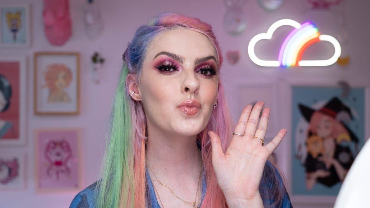 Foto da influenciadora Karen Bachini em que ela está de cabelos coloridos