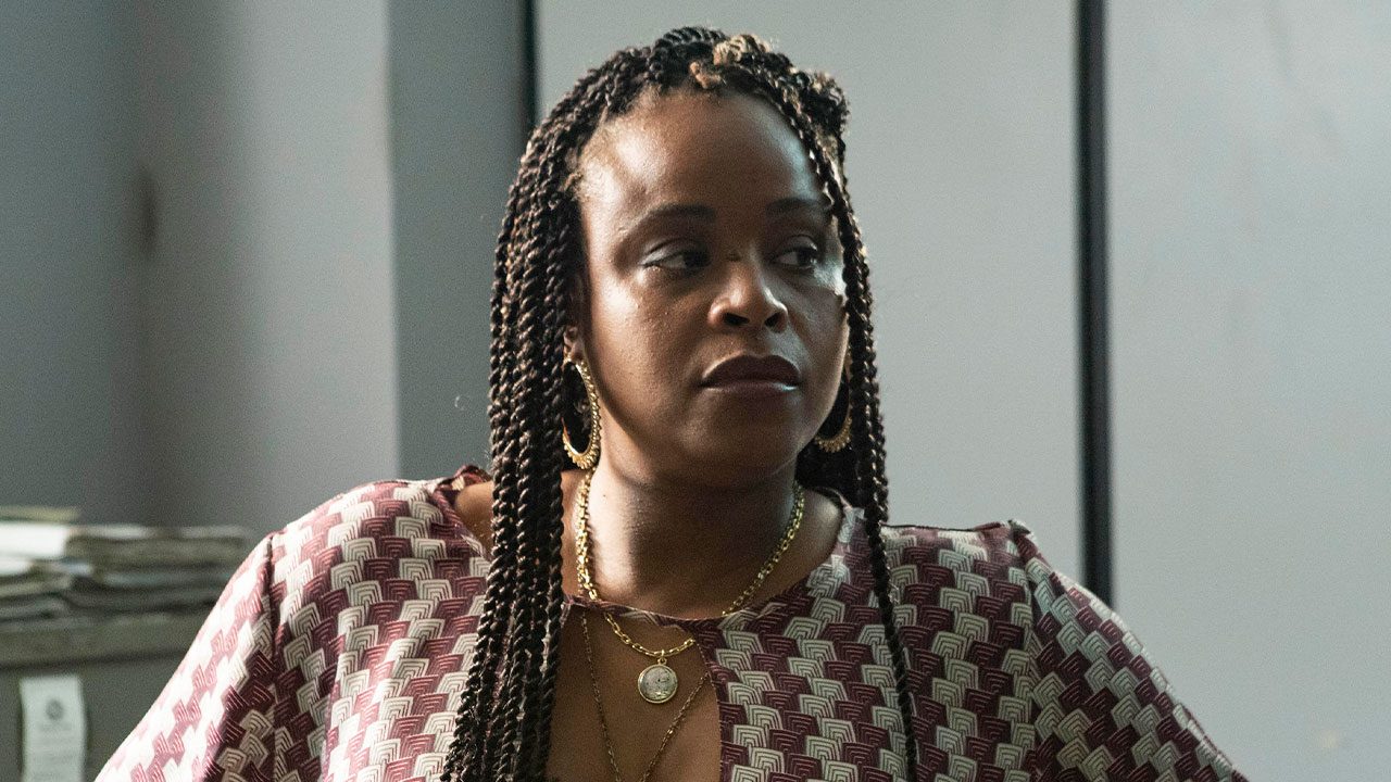 Roberta Rodrigues caracterizada como Karen com expressão séria em cena da série A Divisão