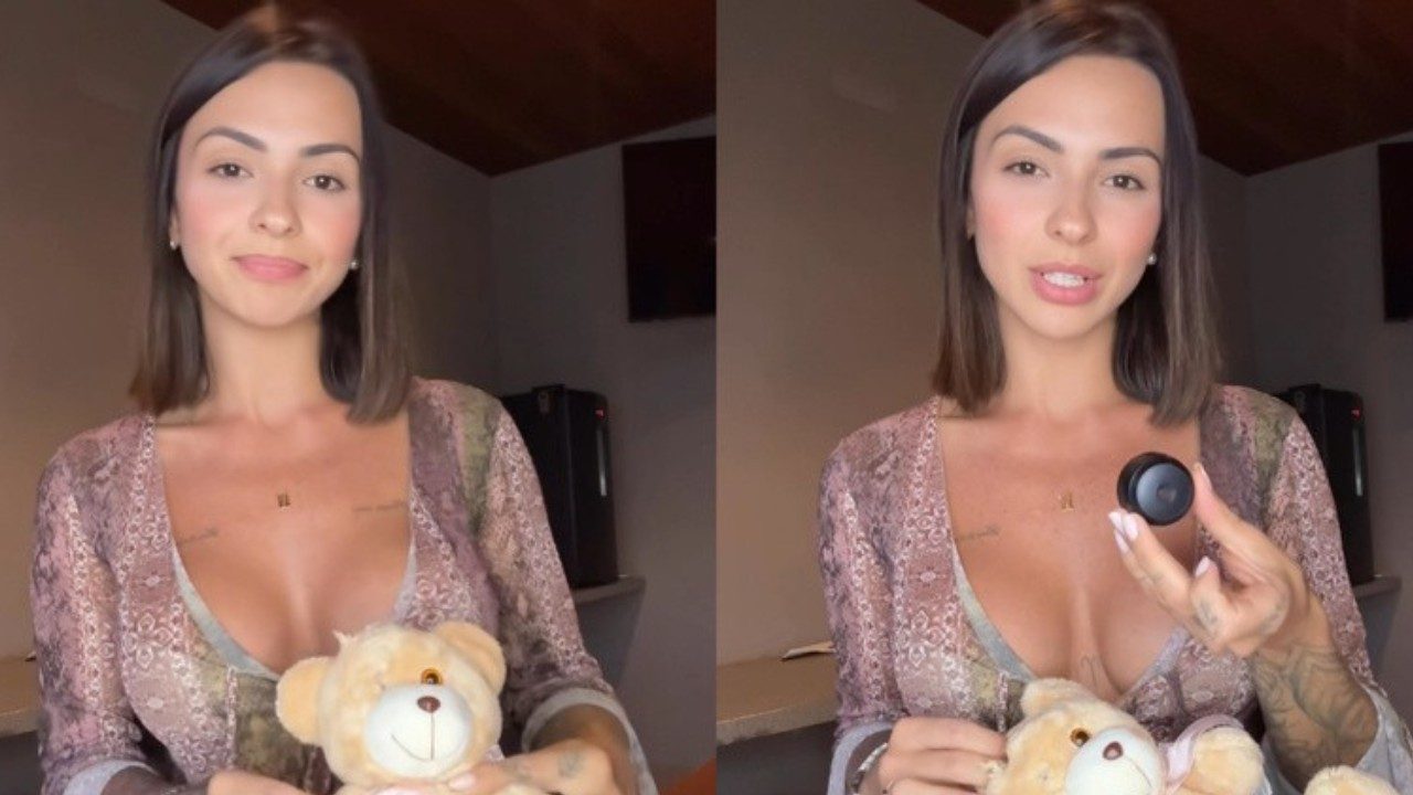 Karol Rosalin aparece em montagem com duas imagens segurando ursinho e mostrando objeto circular em ambiente interno