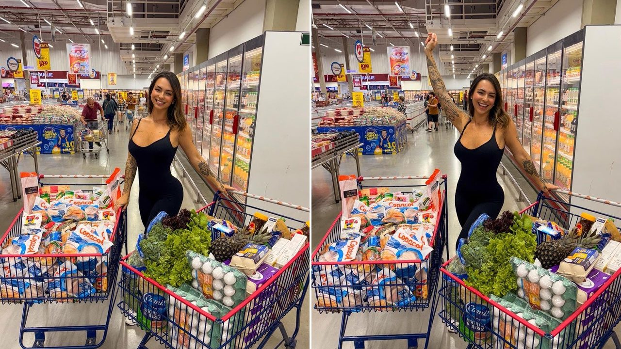 Montagem de fotos de Karol Rosalin posando com um carrinho de compras lotado em um supermercado; na foto da direita, ela ergue o braço