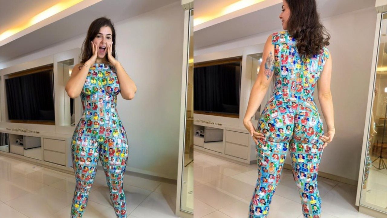 Kerolay Chaves posa com figurinhas da Copa do Mundo coladas ao corpo em publicação nas redes sociais