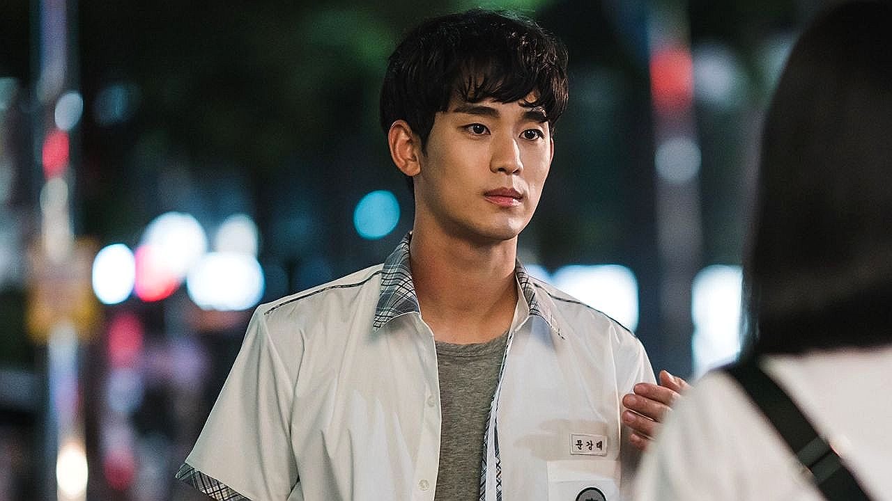 Kim Soo-hyun com uniforme escolar conversa à noite em cena do drama sul-coreano Rainha das Lágrimas
