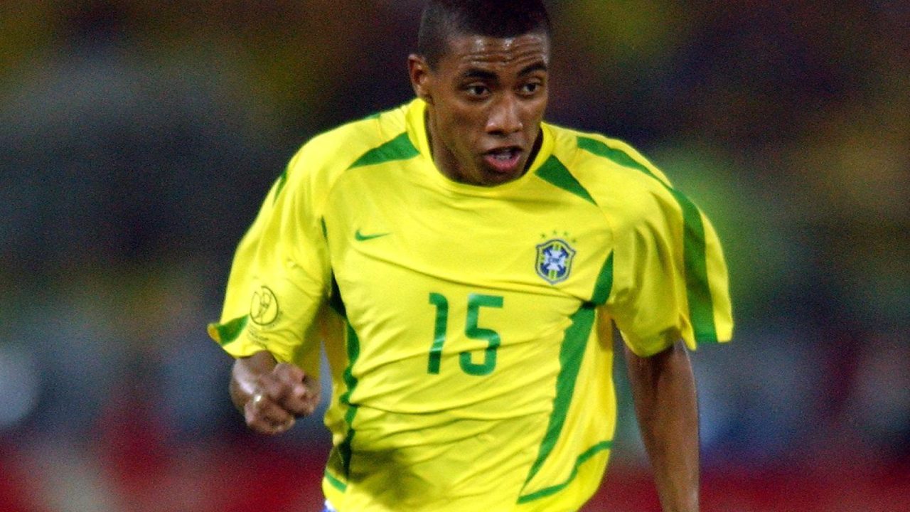 Kleberson em campo com uniforme da Seleção Brasileira, durante partida oficial