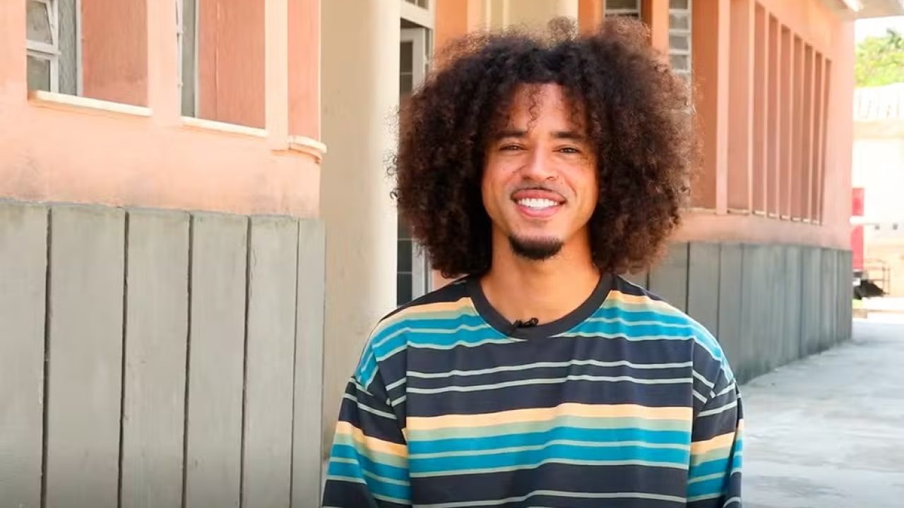 L7NNON sorrindo caracterizado como Ryan nos bastidores da novela Dona de Mim