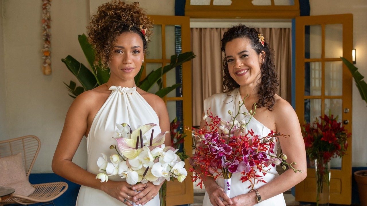 Laís (Lorena Lima) e Cecília (Maeve Jinkings) seguram buquês de flores em cena da novela Vale Tudo