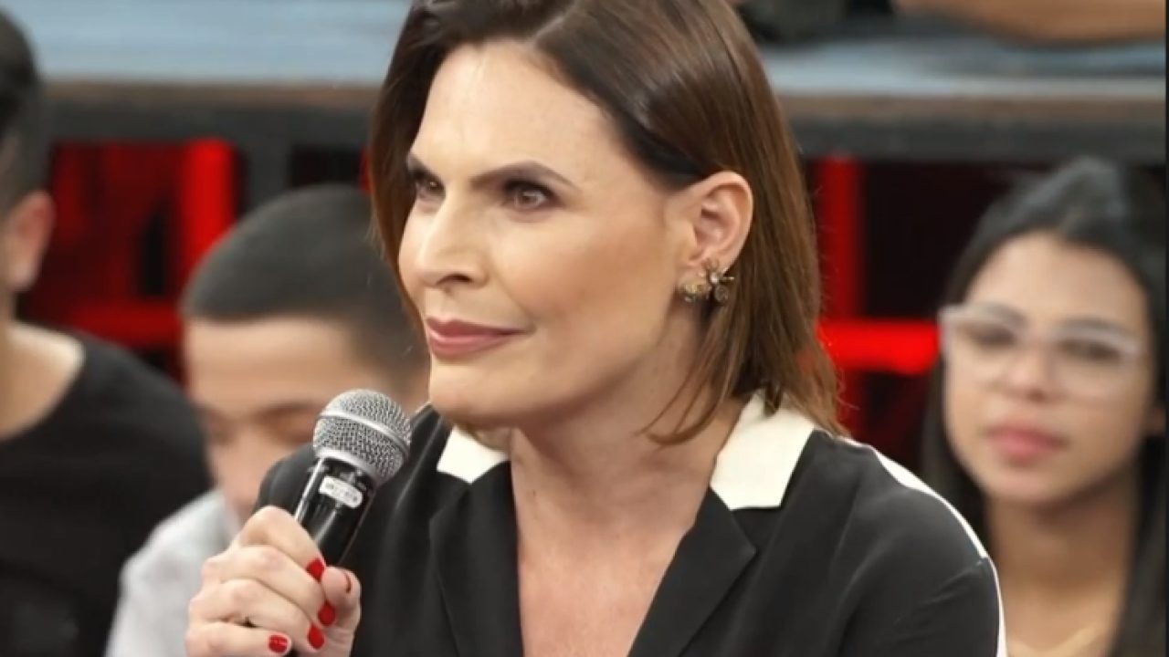 Laura Muller, ex-comentarista do Altas Horas, no estúdio da Globo com uma blusa preta