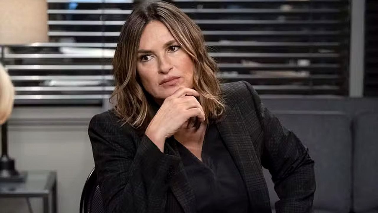 Detetive Olivia Benson apoia o queixo na mão durante interrogatório em cena de Law & Order SVU