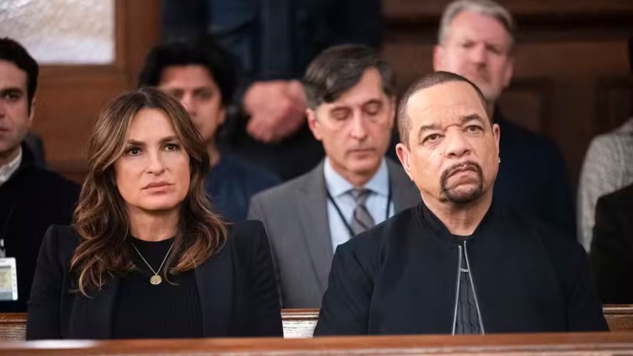 Detetives Olivia Benson e Odafin Tutuola observam julgamento em tribunal na série Law & Order SVU