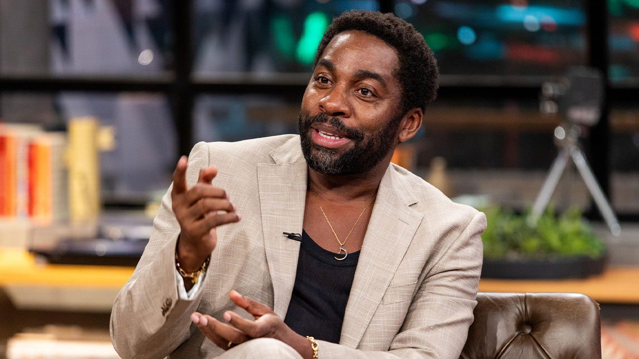 Lázaro Ramos conversa e gesticula durante entrevista no programa Conversa com Bial na Globo