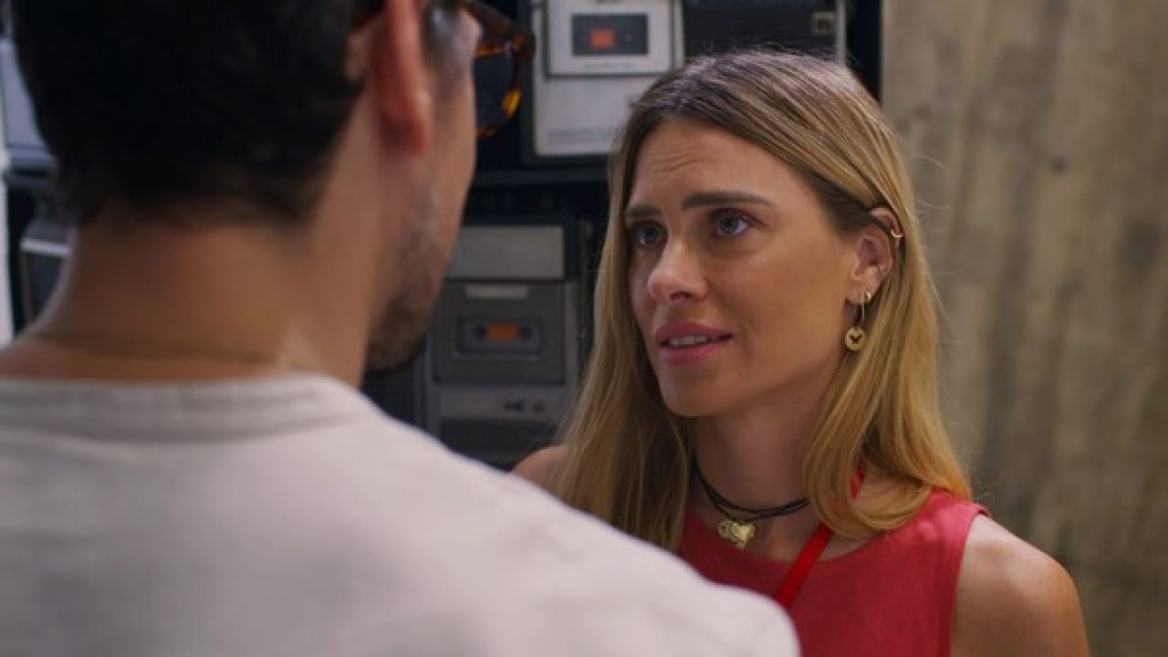 Carolina Dieckmann na pele de Leila em Vale Tudo com uma camiseta vermelha