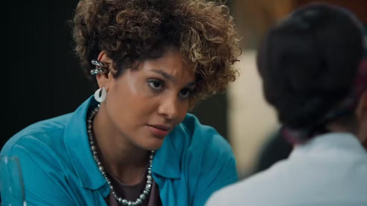 Lena resolve desobedecer Samira e vai atrás de Joélly em Três Graças