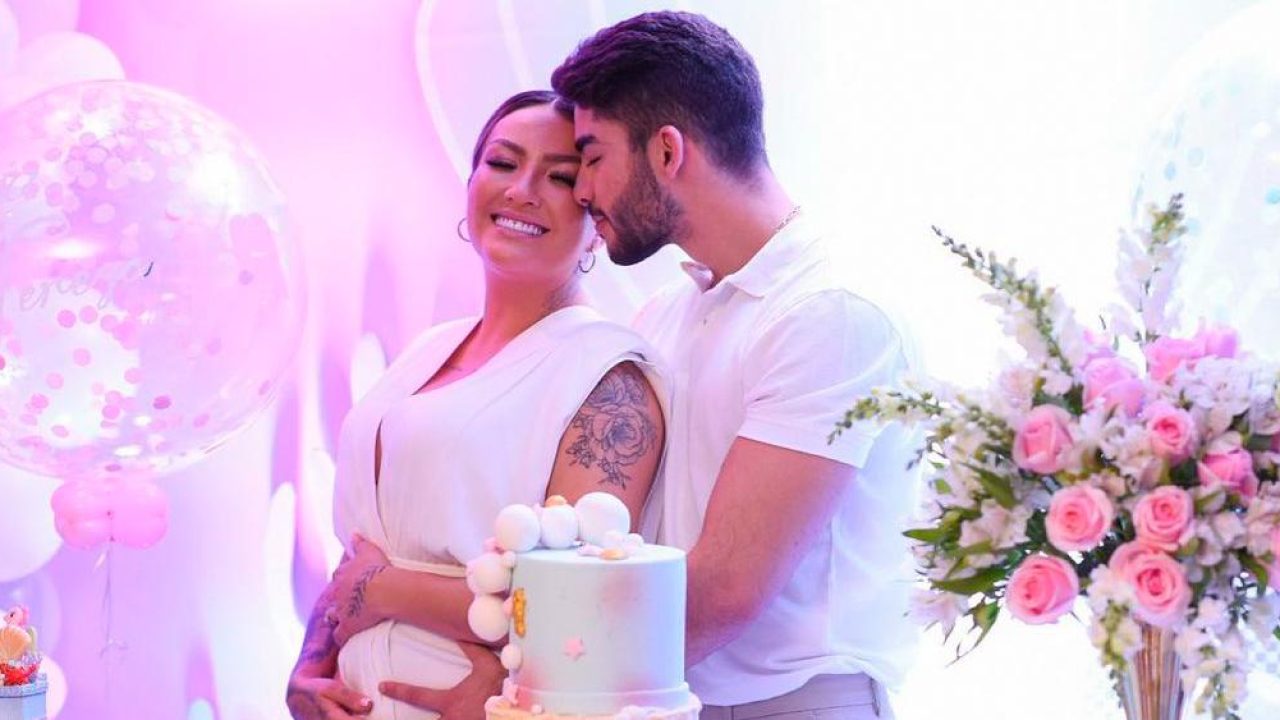 Thayse Teixeira e Leonardo Meireles se emocionaram ao falar sobre gravidez (foto: Reprodução)