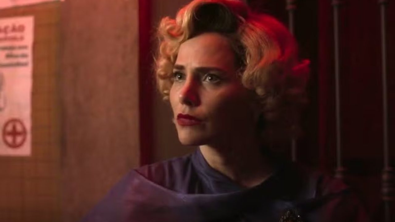 Letícia Colin caracterizada como Zélia em Garota do Momento