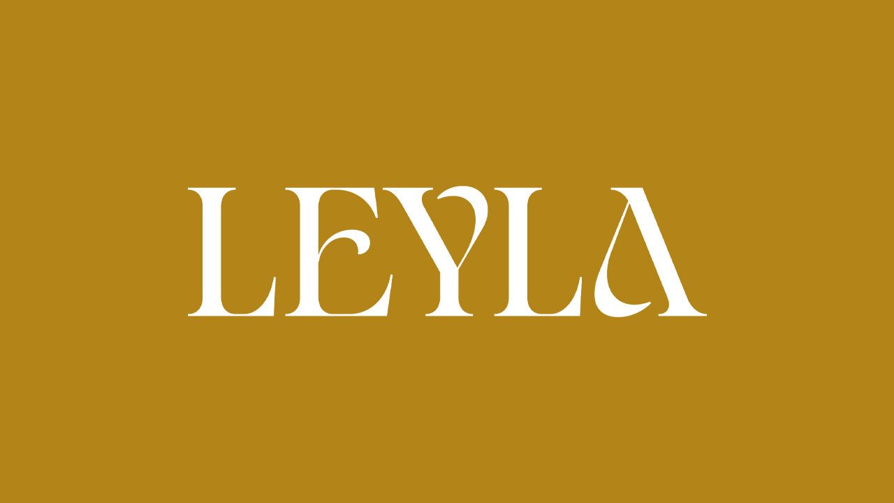 Logotipo da novela Leyla em cor branca, com fonte serifada elegante sobre um fundo mostarda liso