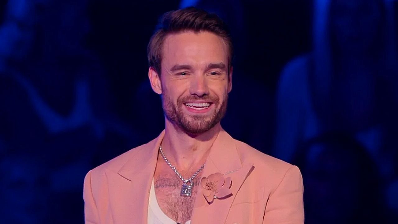 Liam Payne sorri usando blazer rosa durante participação como jurado em programa de talentos