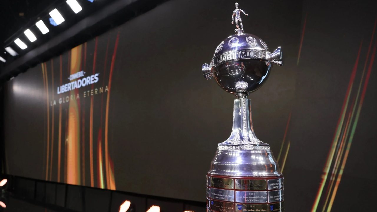 Taça da Copa Libertadores da América, troféu prateado com figura de jogador no topo