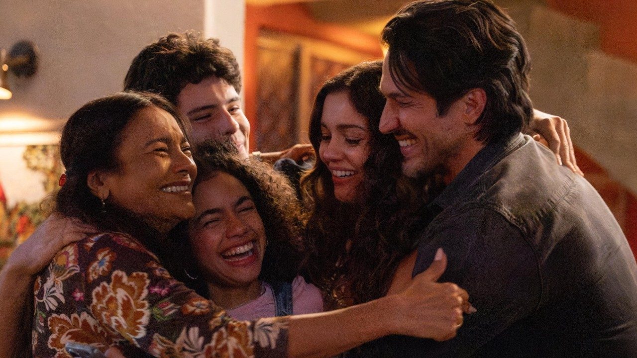 Lígia (Dira Paes), Raul (Paulo Mendes), Joélly (Alana Cabral), Gerluce (Sophie Charlotte) e Paulinho (Romulo Estrela) se abraçam em cena de Três Graças