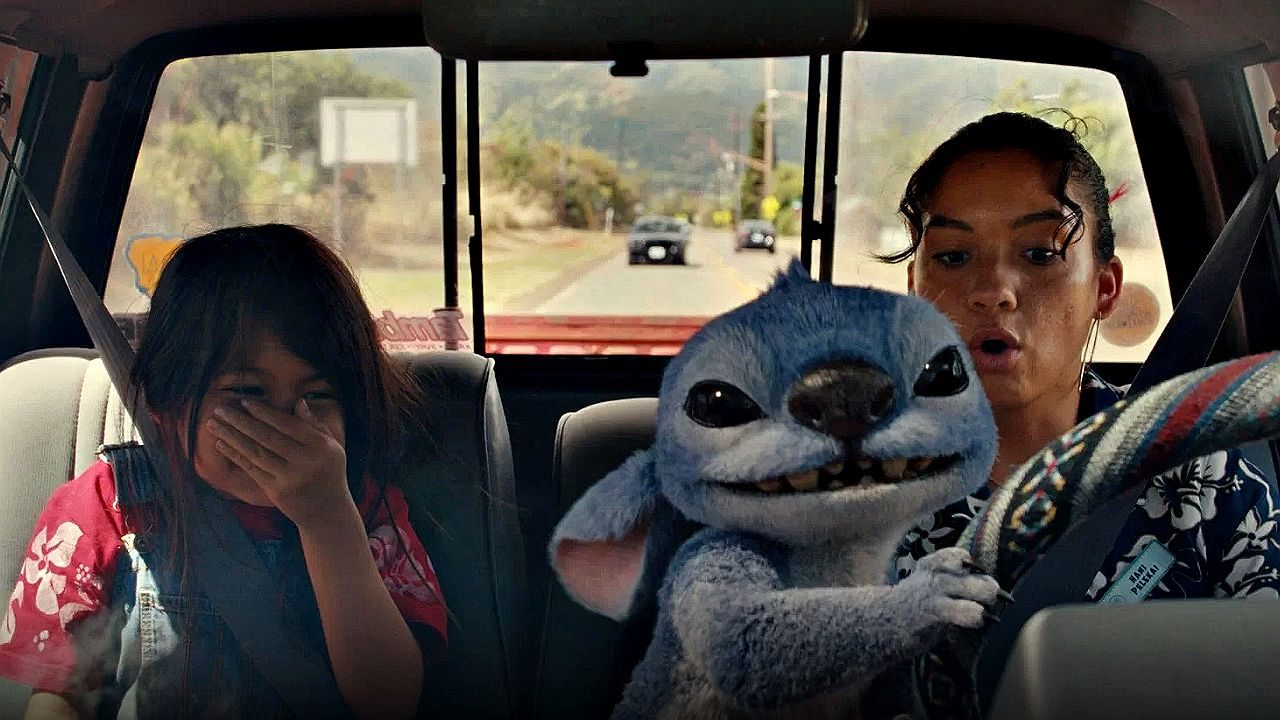 Lilo, Nani e Stitch dentro de caminhonete durante cena divertida do filme live-action Lilo & Stitch
