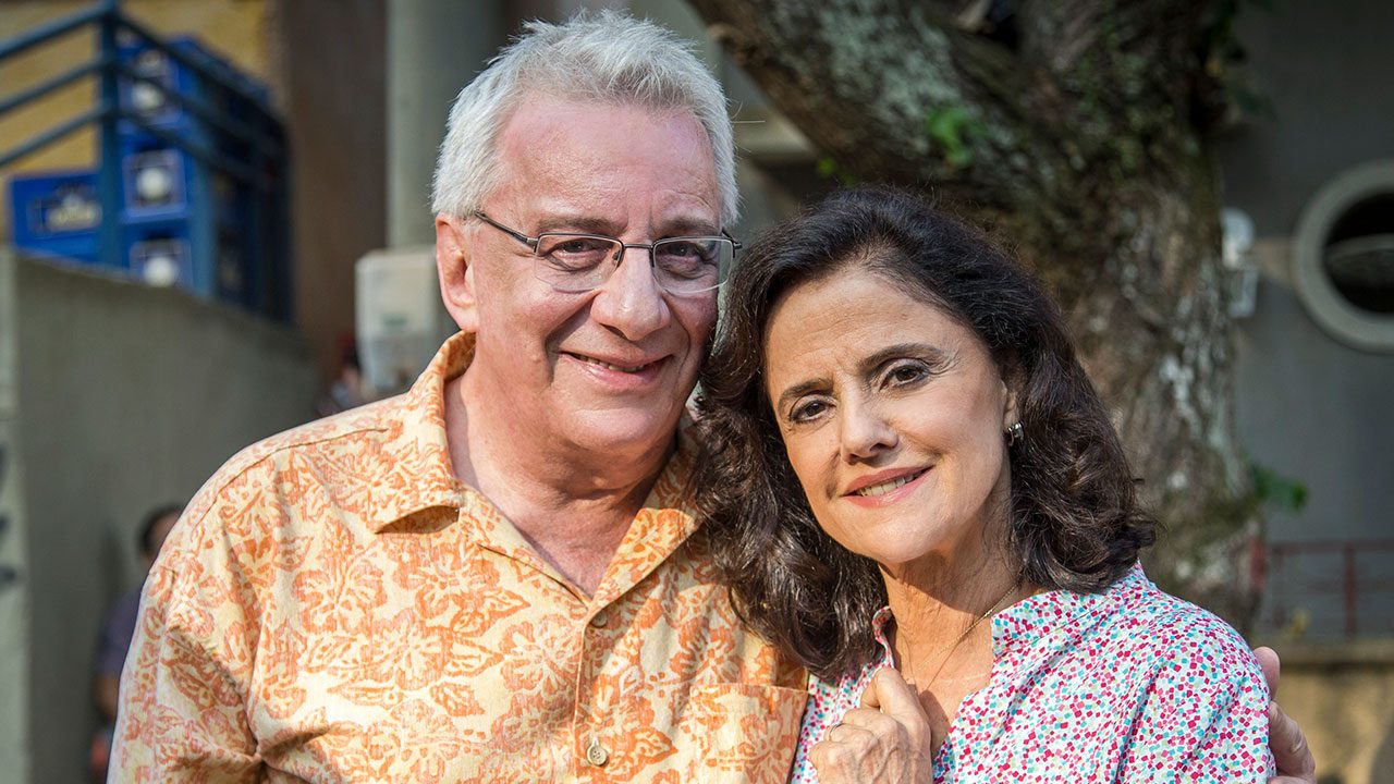 Lineu (Marco Nanini) e Dona Nenê (Marieta Severo) abraçados em cena externa de A Grande Família
