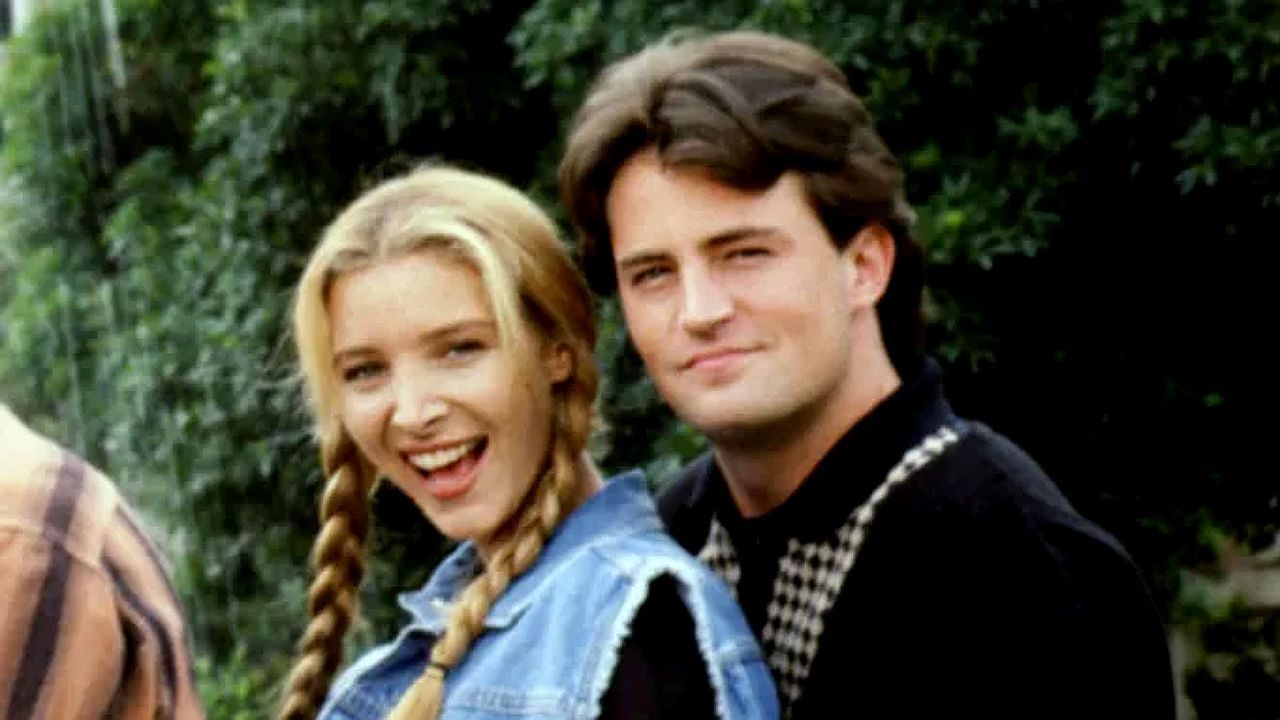 Atores sorrindo juntos em cena da série Friends ao ar livre