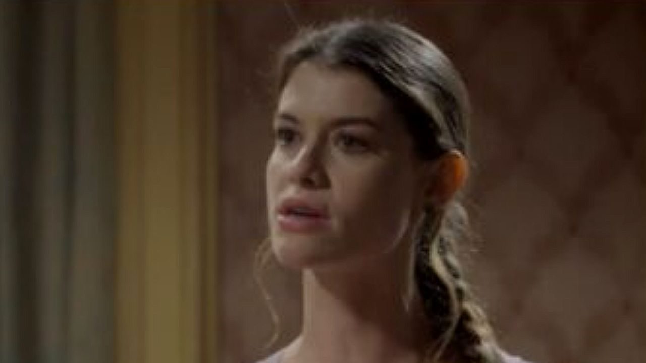 Lívia (Alinne Moraes) com expressão apreensiva em cena da novela Além do Tempo