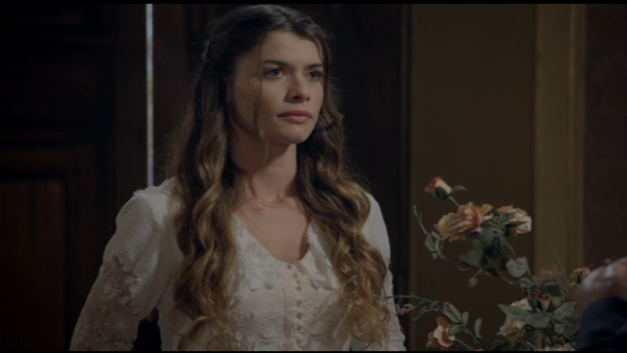 Lívia começa a sofrer com os ciúmes de Melissa em Além do Tempo