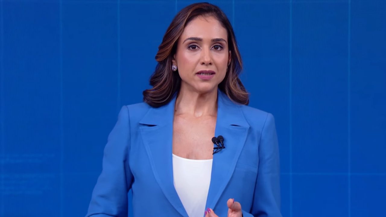 Foto da apresentadora Lívia Zanolini no estúdio do SBT Brasil