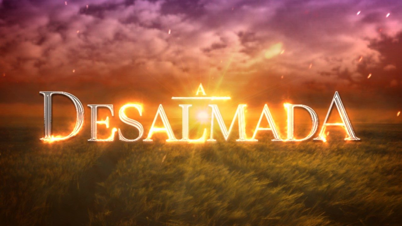 Logotipo da novela A Desalmada sobre campo com pôr do sol ao fundo e céu com nuvens em tons alaranjados e roxos