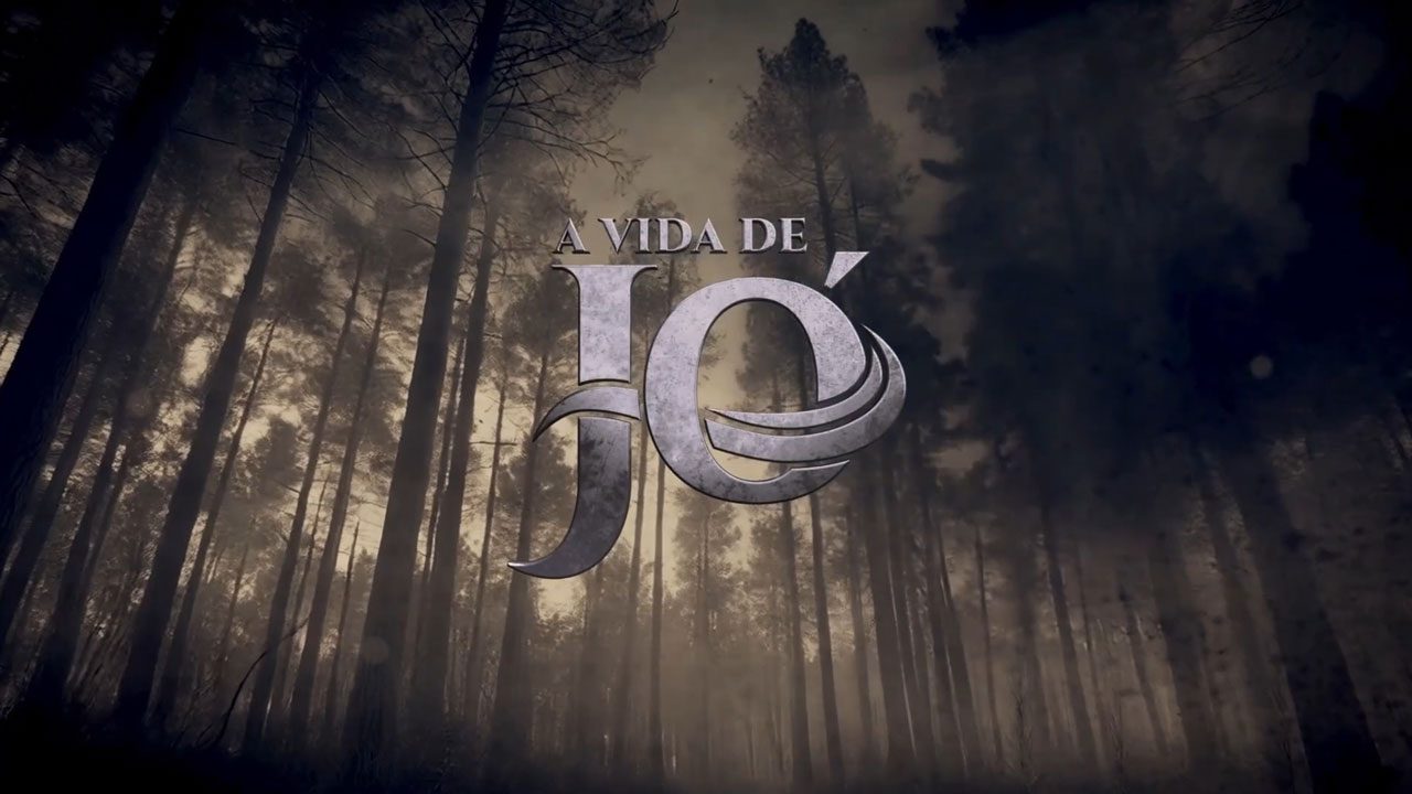 Logotipo da novela bíblica A Vida de Jó em letras metálicas sobre fundo de floresta sombria com árvores altas