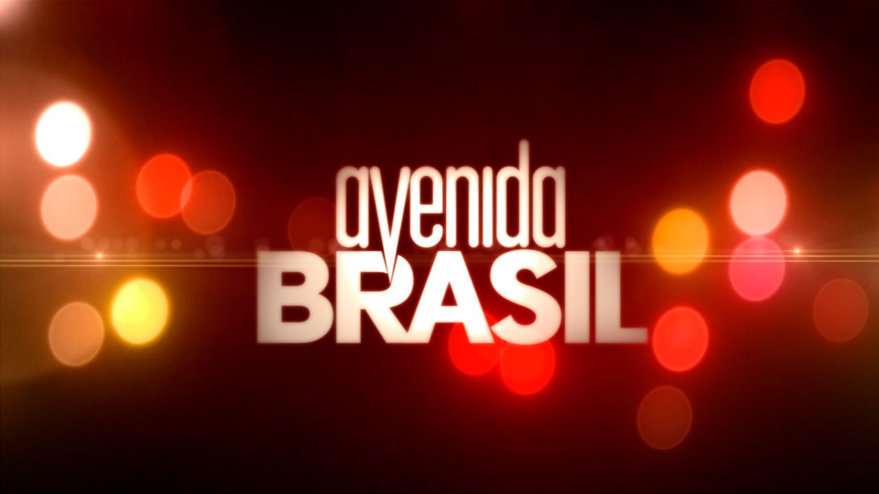 Logotipo da novela Avenida Brasil em fundo vermelho com luzes desfocadas e efeito de brilho ao redor do título