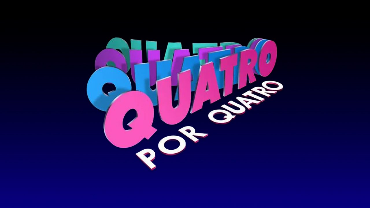 Logotipo colorido da novela Quatro por Quatro com letras em rosa e azul sobre fundo escuro