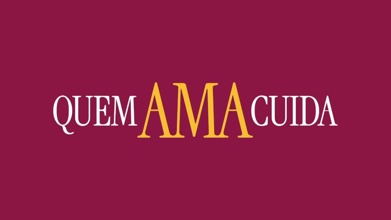 Logotipo da novela Quem Ama Cuida com nome da produção em letras brancas e amarelas sobre fundo vinho