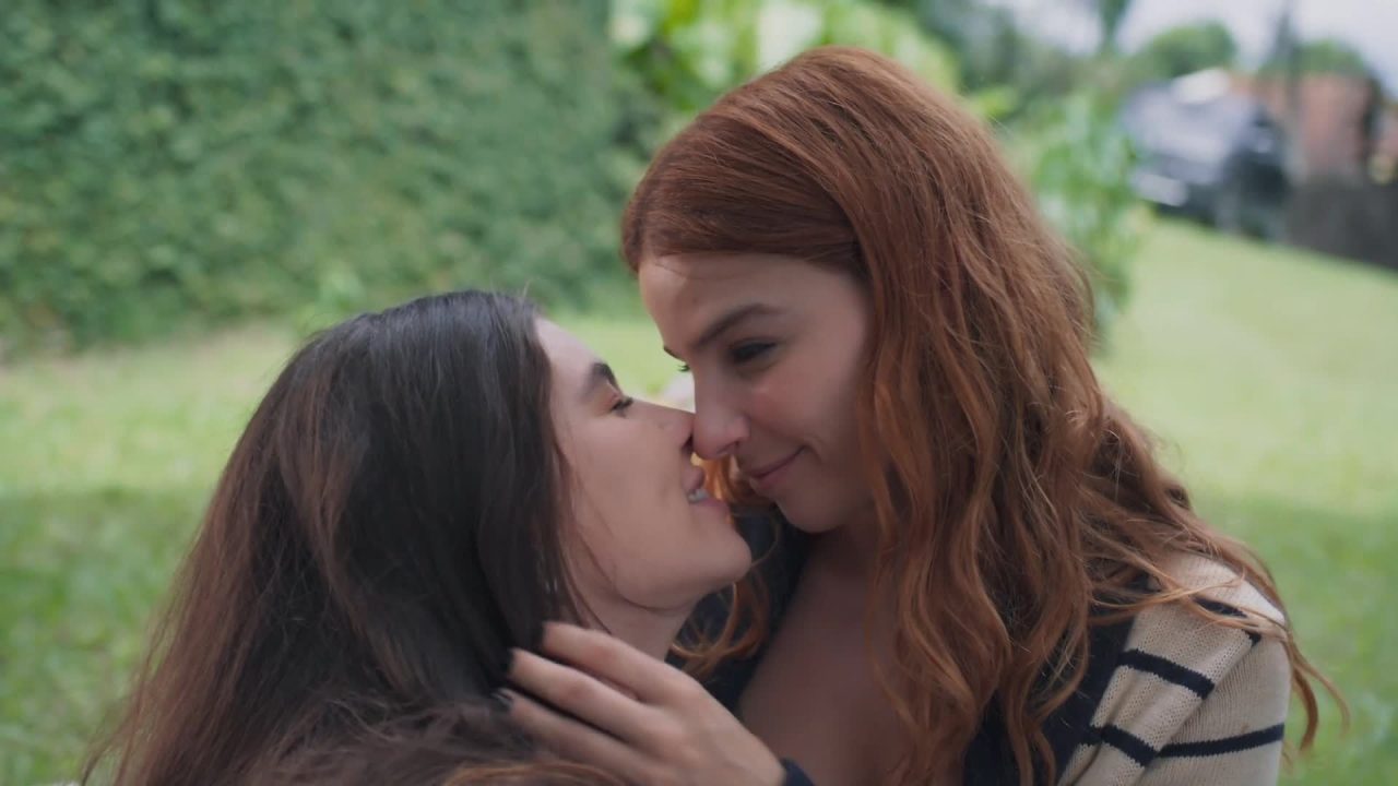 Lorena interpretada por Alanis Guillen e Juquinha vivida por Gabriela Medvedovsky se aproximam com carinho em cena ao ar livre na novela Três Graças