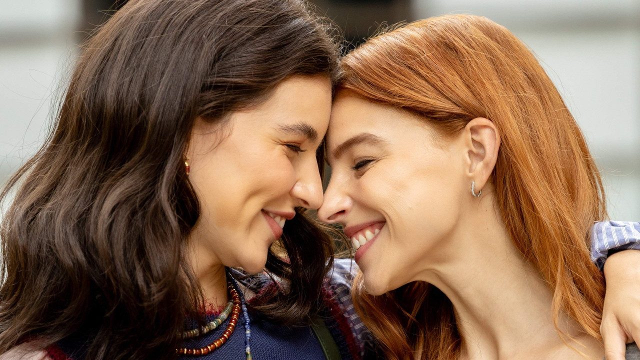 Lorena (Alanis Guilen) e Juquinha (Gabriela Medvedovsky) sorriem abraçadas em cena romântica da novela Três Graças