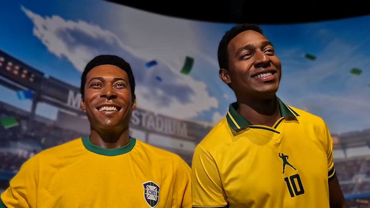 Estátuas de Pelé e Lucas Agrícola com camisas da seleção brasileira em exposição temática sobre a Copa do Mundo