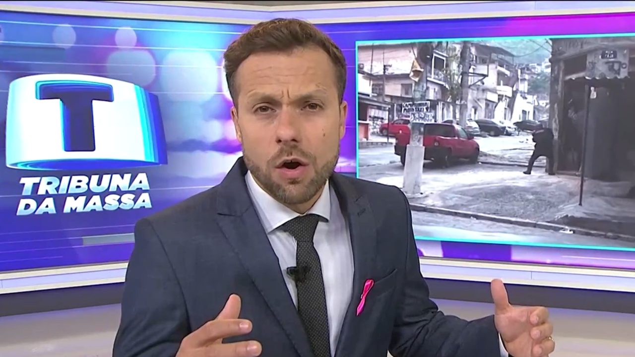 Foto de Lucas Rocha, apresentador do Tribuna da Massa, mostrando uma operação policial