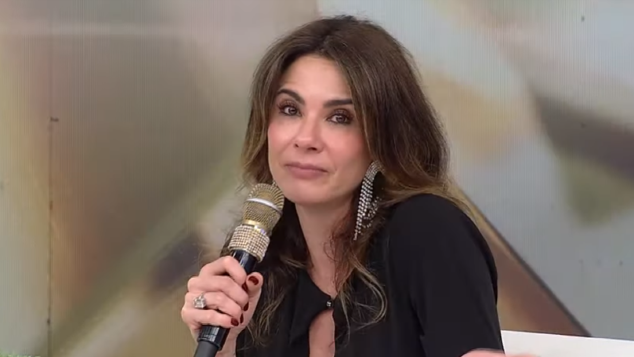 Luciana Gimenez no estúdio do Superpop com uma roupa preta