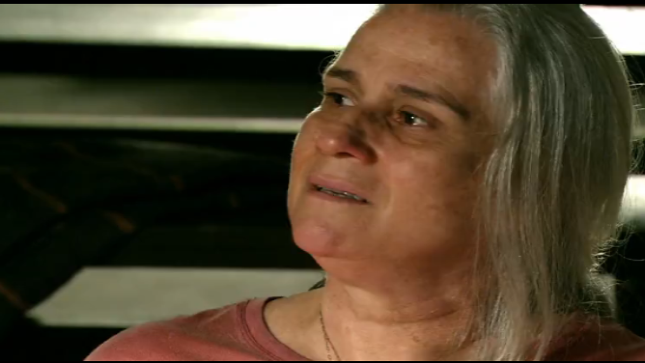 Lucinda fica arrasada após briga com Jorginho em Avenida Brasil
