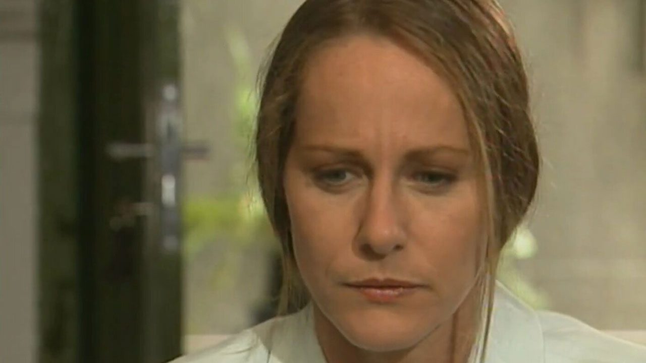 Lucinha Lins com expressão triste como Estela em cena da novela A Viagem